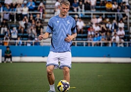 Óskarsson aparece durante el calentamiento del amistoso ante el Yokohama FC.