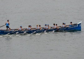 La trainera de Zarautz rema durante la regata en Santurtzi