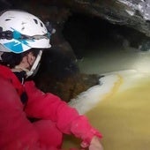 Un espeleólogo junto al río de 'leche de luna'