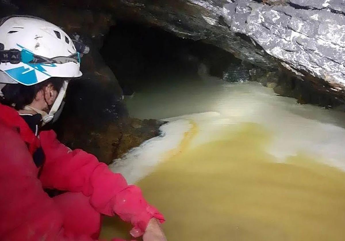 Un espeleólogo junto al río de 'leche de luna'