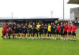 Foto de grupo de los jugadores y el cuerpo técnico, justo antes del inicio del entrenamiento.