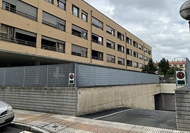 Aparcamiento subterráneo del Centro de Día en Gipuzkoa kalea 48 donde se ofertan plazas.