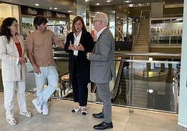 Gloria Vázquez, Borja Olazabal, Cristina Laborda y José Igancio Asensio, durante la visita al Centro Comercial Mendibil.