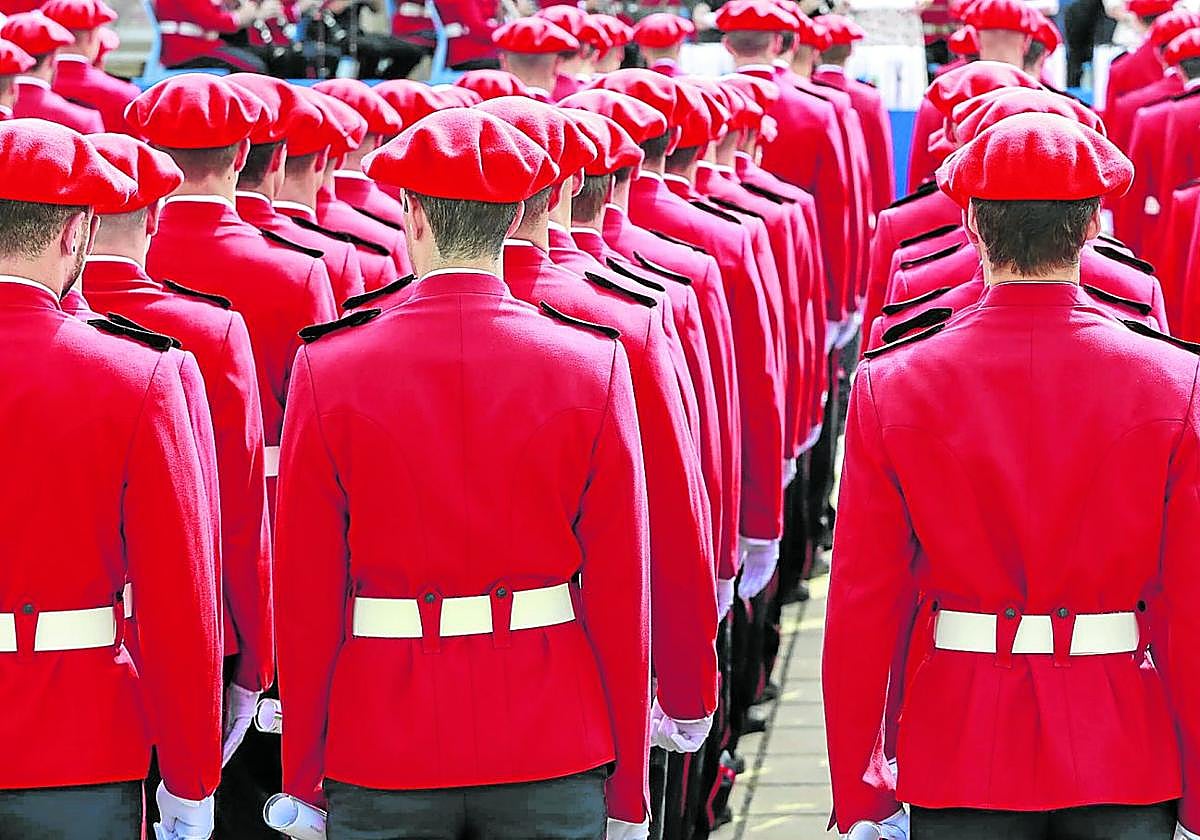 Entrega de credenciales.Imagen de un acto de graduación de ertzainas realizado en la academia de Arkaute.