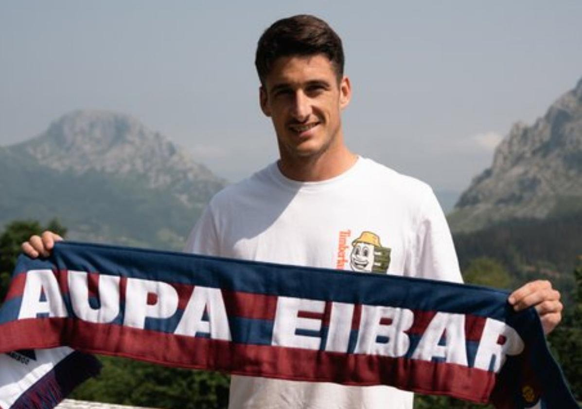 El jugador durangués posa con Anboto de fondo.