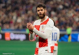 Duje Caleta-Car aparece en uno de sus partidos con la selección de Croacia con Luka Modric a su espalda.
