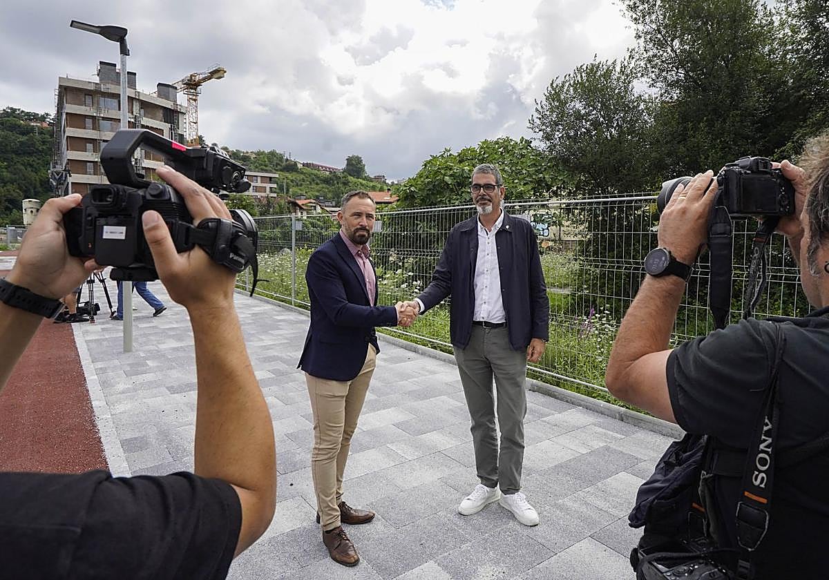 El consejero de Vivienda, Denis Itxaso, y el alcalde Eneko Goia sellan el acuerdo para edificar a sus espaldas 98 viviendas protegidas.