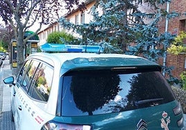 Una patrulla de la Guardia Civil aparcada ante el domicilio donde ocurrieron los hechos.