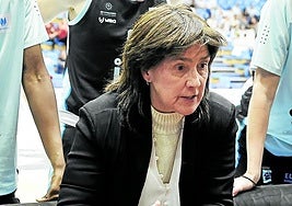 Azu Muguruza, en un tiempo muerto con Eraunzetamurgil a su espalda.