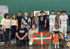 Los palistas, junto a familiares y responsables del equipo, en el frontón Lakua de Vitoria-Gasteiz.