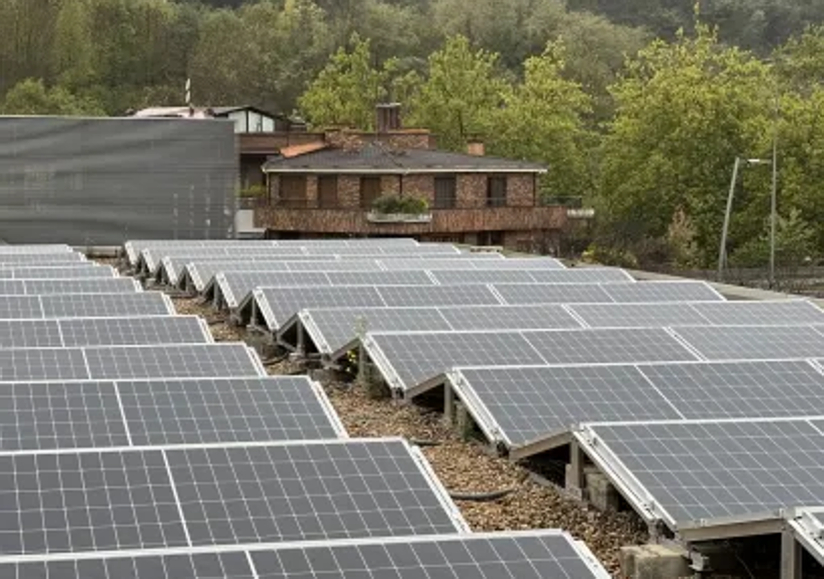 Imagen de las placas fotovoltaícas instaladas en el polideportivo.
