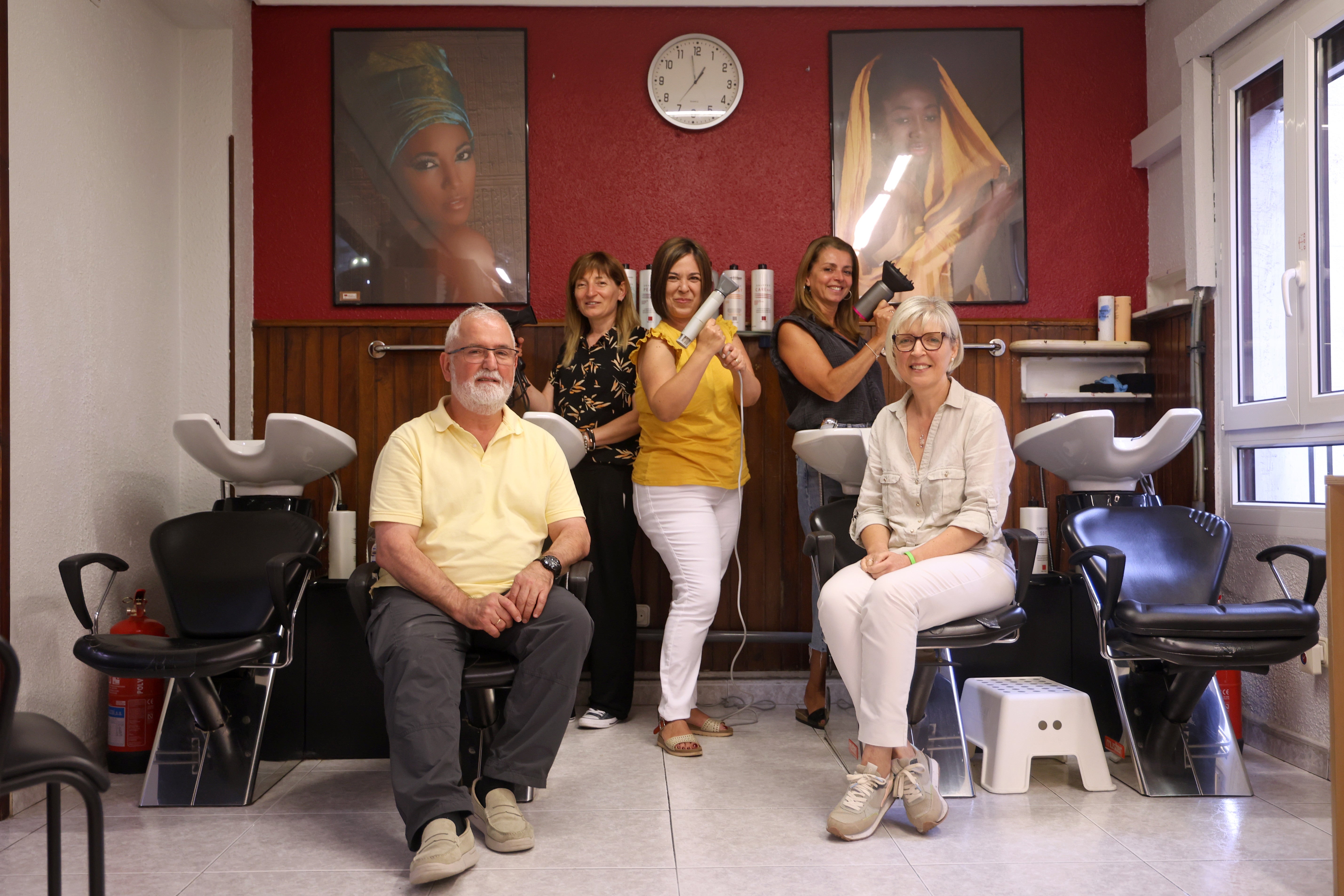 Ileana Udvar, Ainhoa Aguado y Idoia Berra junto a Juan Carlos Jauregi y Edurne Lekuona.