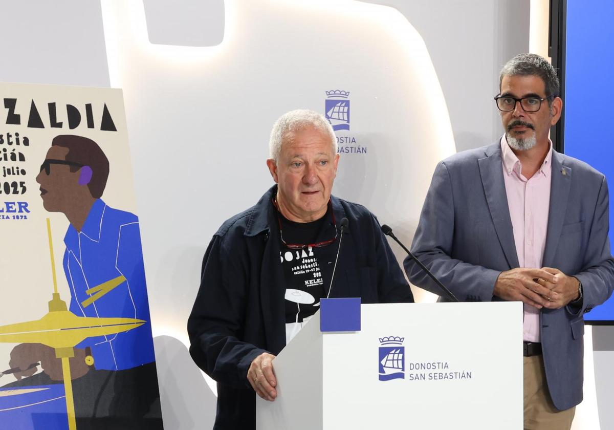 Miguel Martín junto al alcalde de Donostia, Eneko Goia, en la rueda de prensa de balance del Jazzaldia.
