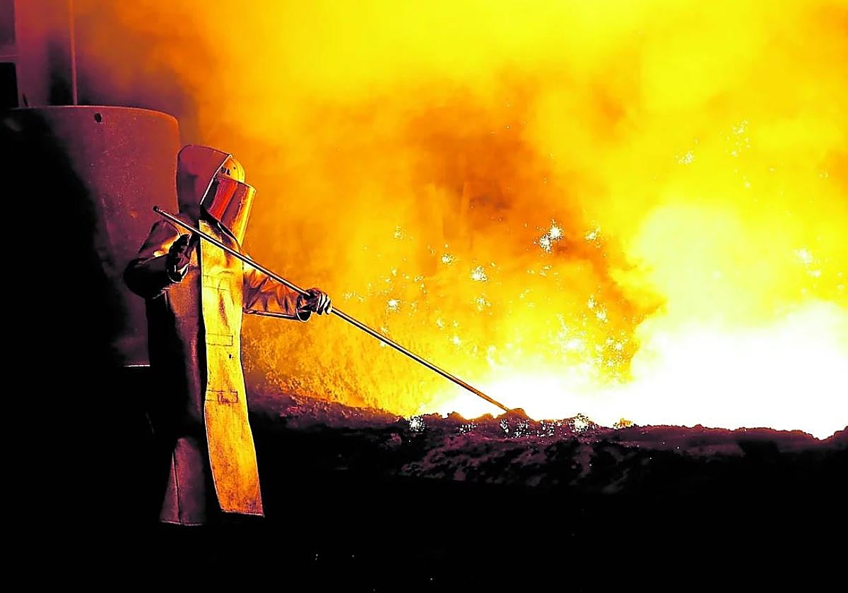 Un trabajador del acero durante sus labores en una fundición