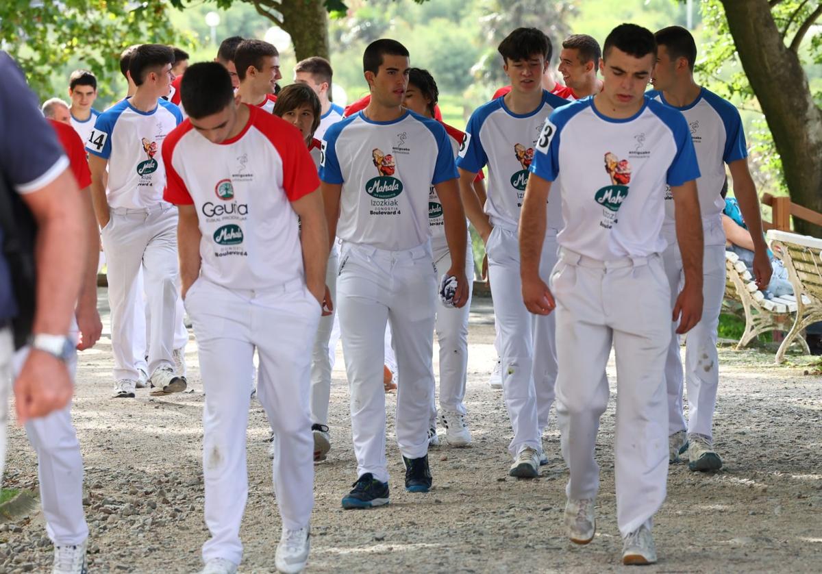 Los pelotaris participantes pasean junto al Palacio Miramar.