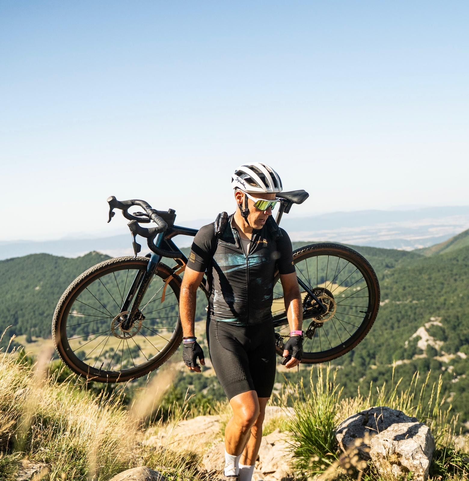 Txakartegi en su último reto solidario con la bici a cuestas, subiendo el Aketegi. helmugak