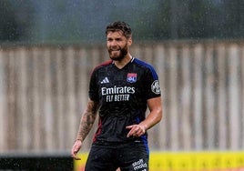 Duje Caleta-Car durante un partido con el Olympique de Lyon.