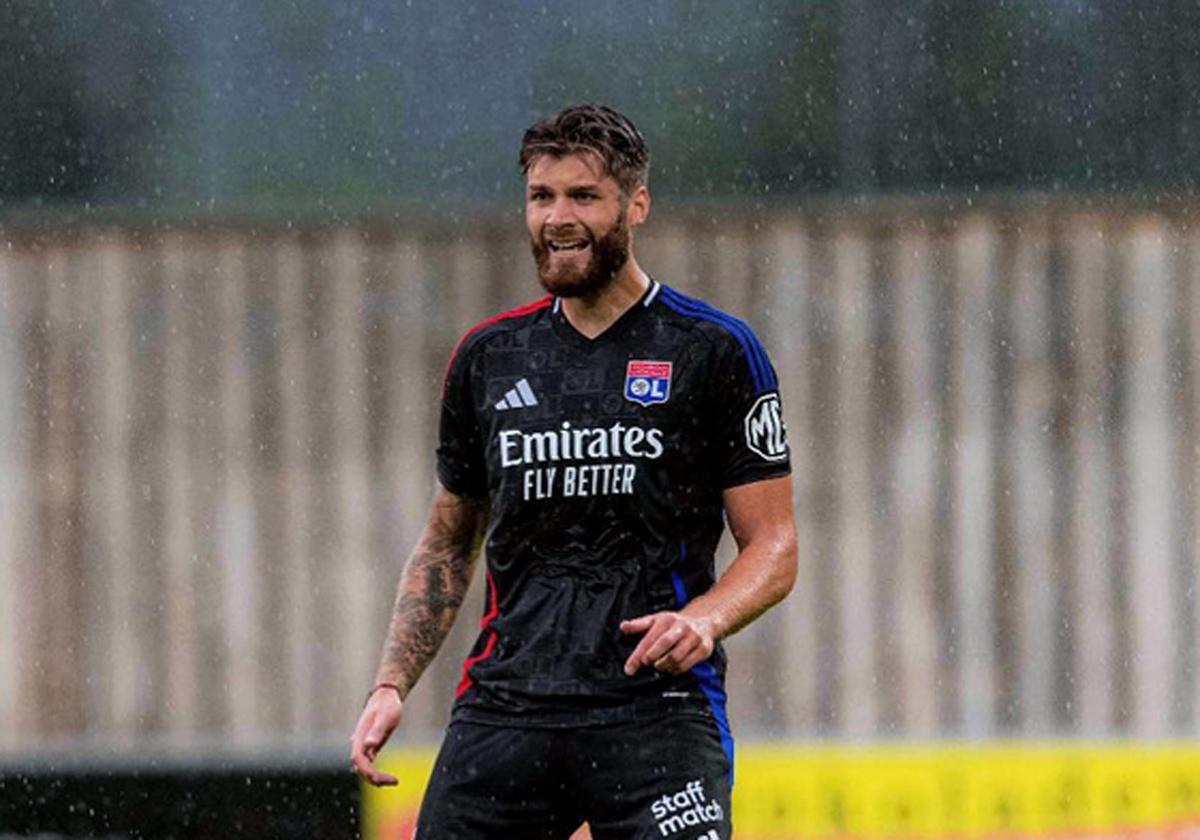 Duje Caleta-Car durante un partido con el Olympique de Lyon.