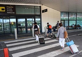 Dos nuevos autobuses saldrán del aeropuerto de San Sebastián a las 13.20 y 21.20