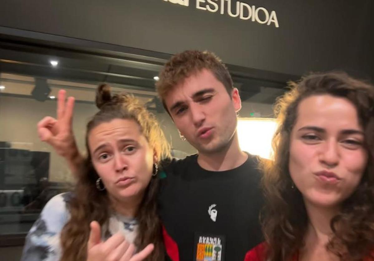 Jonkass, erdian, Alarma Morea taldeko kideekin.