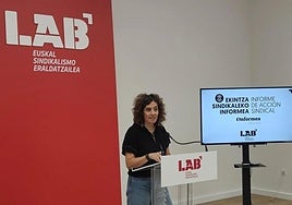 Oihana Lopetegi, responsable de acción sindical de LAB, durante la presentación del informe de accción sindical este lunes.