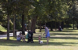Una familia se refugia del calor en el parque de Cristina Enea.