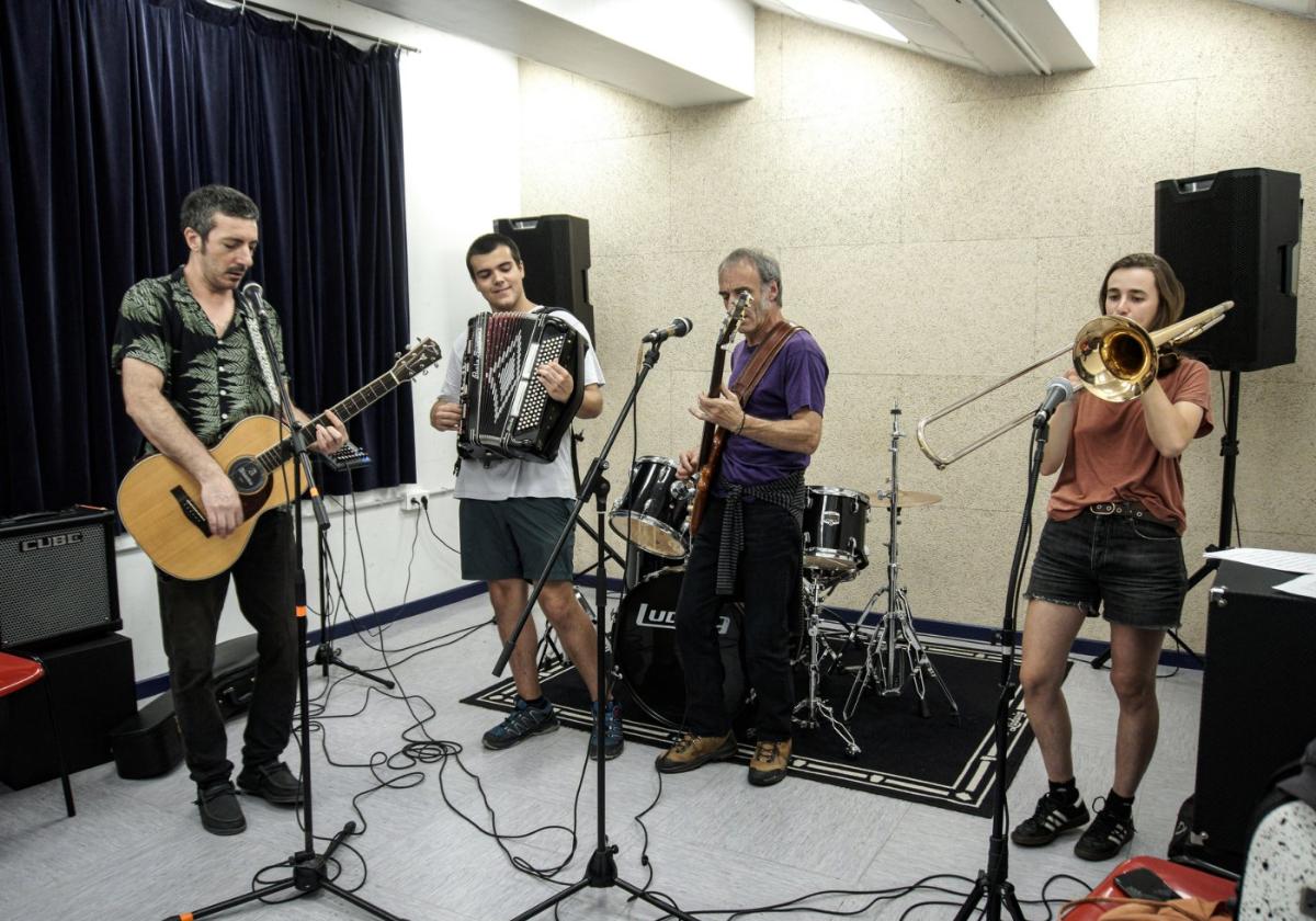 Igor, Andoni, Antxon y Alaitz en un momento de su ensayo en la casa de cultura de Egia. Hace 8 días.