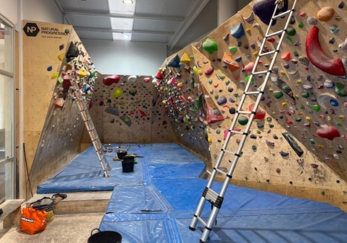 Limpieza y mantenimiento en la sala de escalada.