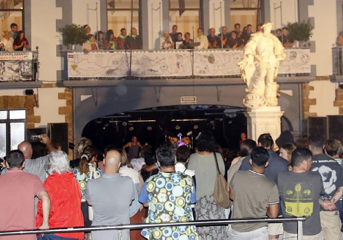 Aurten ikurriñaren goratzea saregileek egingo dute Salbatore jaien hasieran.