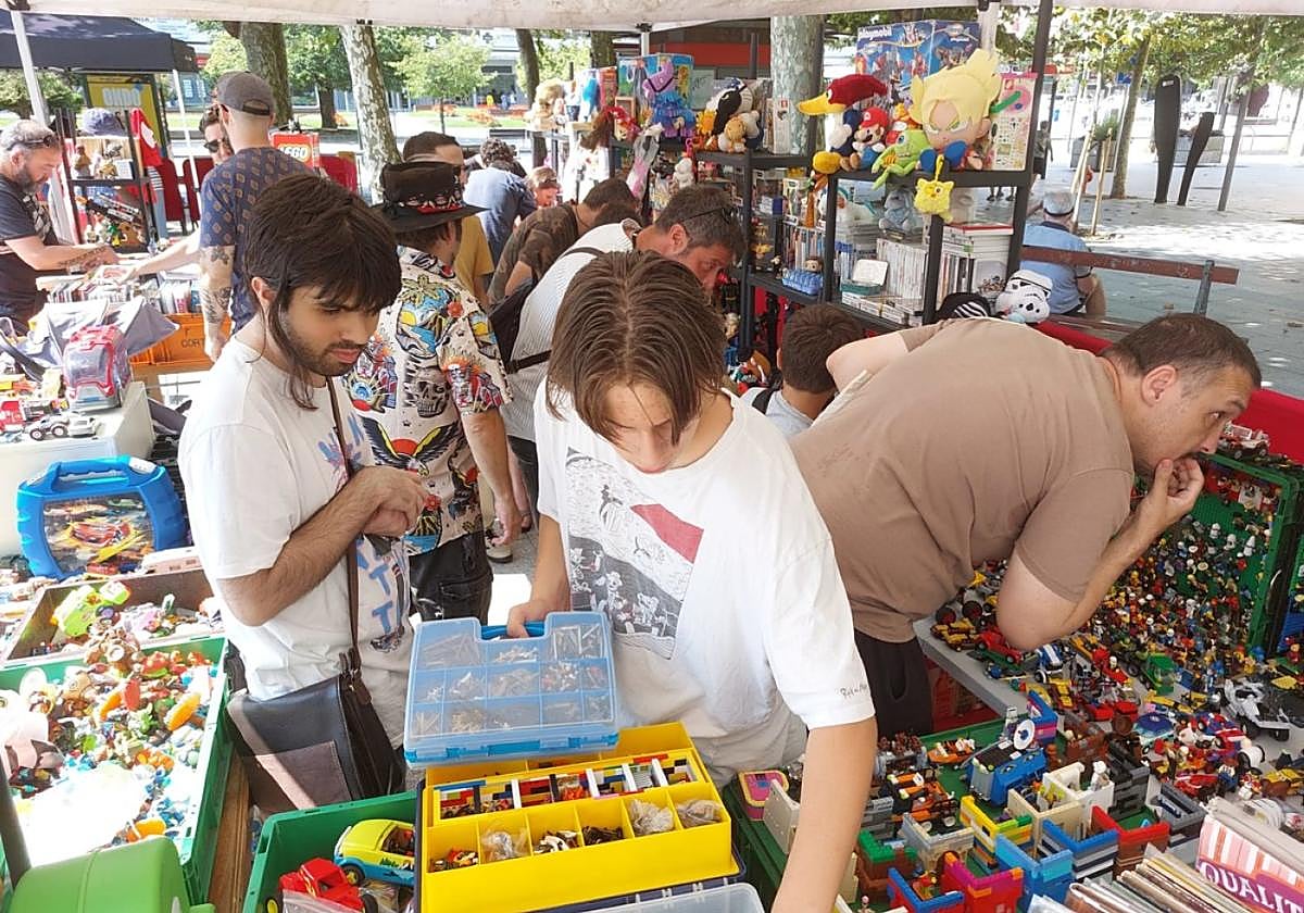 Infinidad de juguetes antiguos o de colección en uno de los puestos de la edición de 2024.