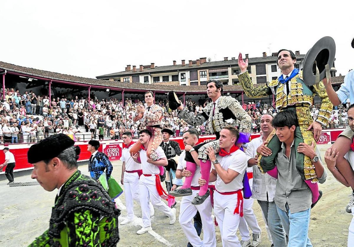 Luque, Morante y Juan Ortega, a hombros en la feria del pasado año en Azpeitia.