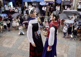 Los gigantes Xanti y Maialen bailando un último vals en la jornada de cierre de las Madalenas.