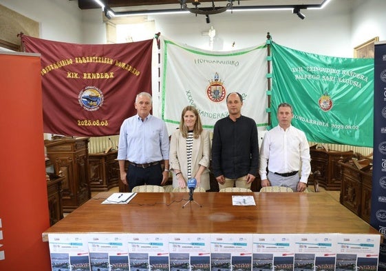 Joxemi Elduaien, Amaia Ausan, el alcalde de Hondarribia Igor Enparan y Jon Vila, en la presentación.