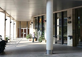 Una persona ante el portal del barrio donostiarra de Igara donde se ubica la cooperativa que fundaron Antxon y Koldo.