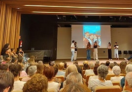 El salón de actos de Kultur Etxea se quedó pequeño para la presentación de Guztion Alardea.