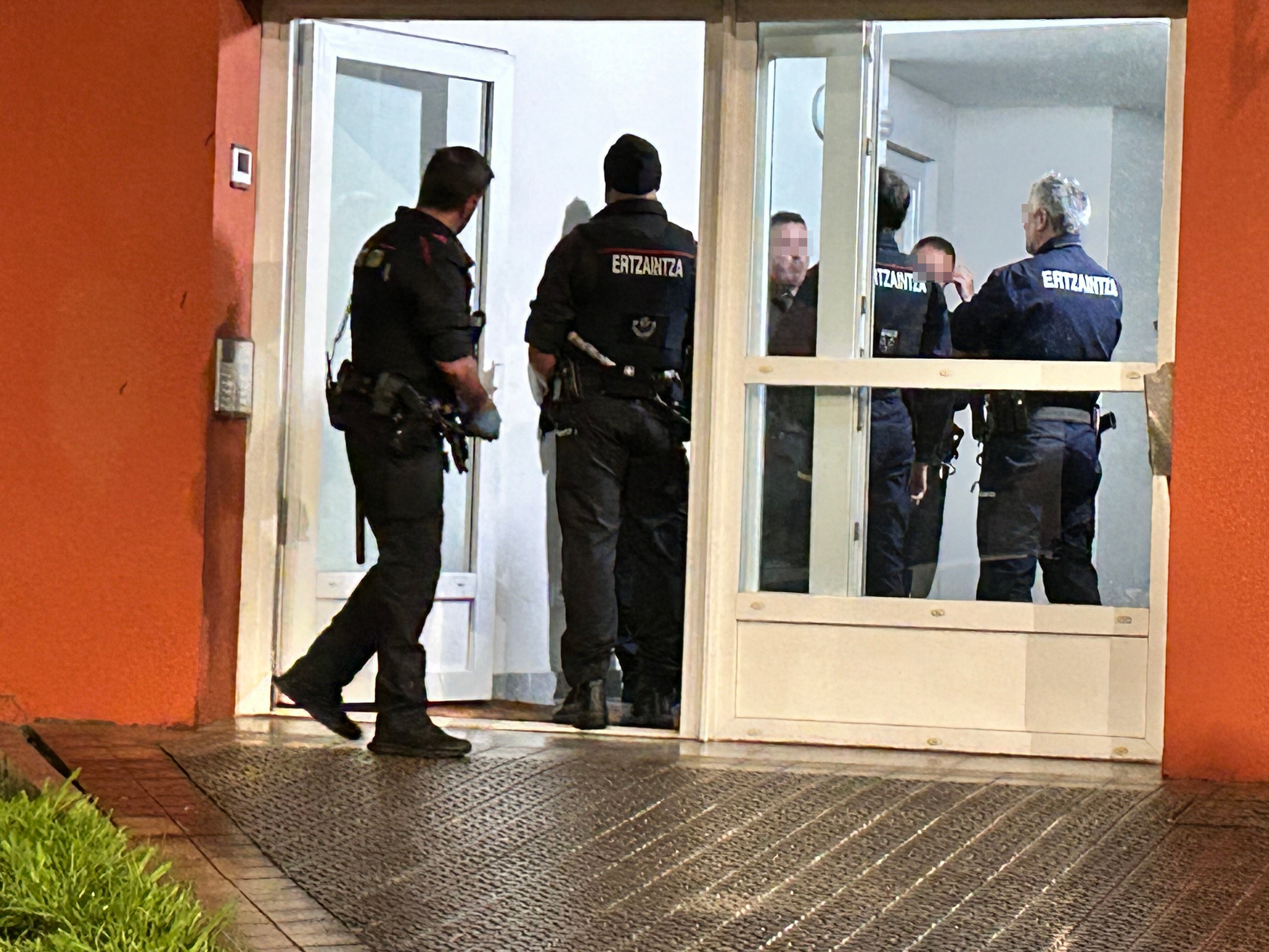 Varios ertzainas acuden a una vivienda ante la comisión de un delito.