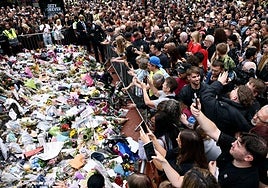 Miles de personas han acompañado a Ozzy Osbourne en su despedida en Birmingham.