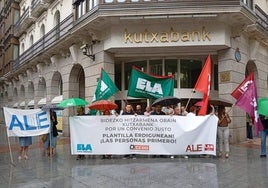 Sindicatos acusan a Kutxabank de «quebrar garantías» con seis despidos sin expediente.
