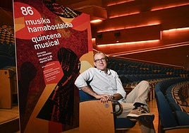 Patrick Alfaya posa junto al cartel anunciador del festival en el auditorio del Kursaal.
