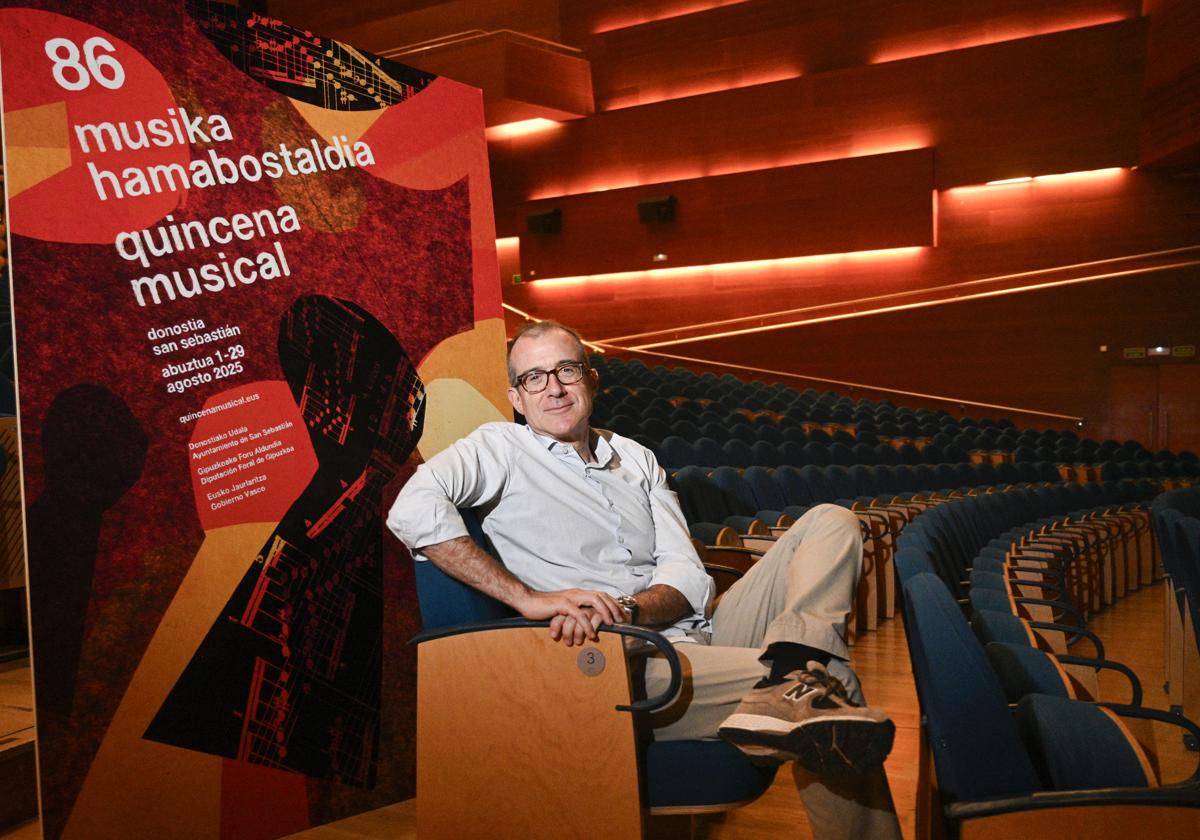 Patrick Alfaya posa junto al cartel anunciador del festival en el auditorio del Kursaal.