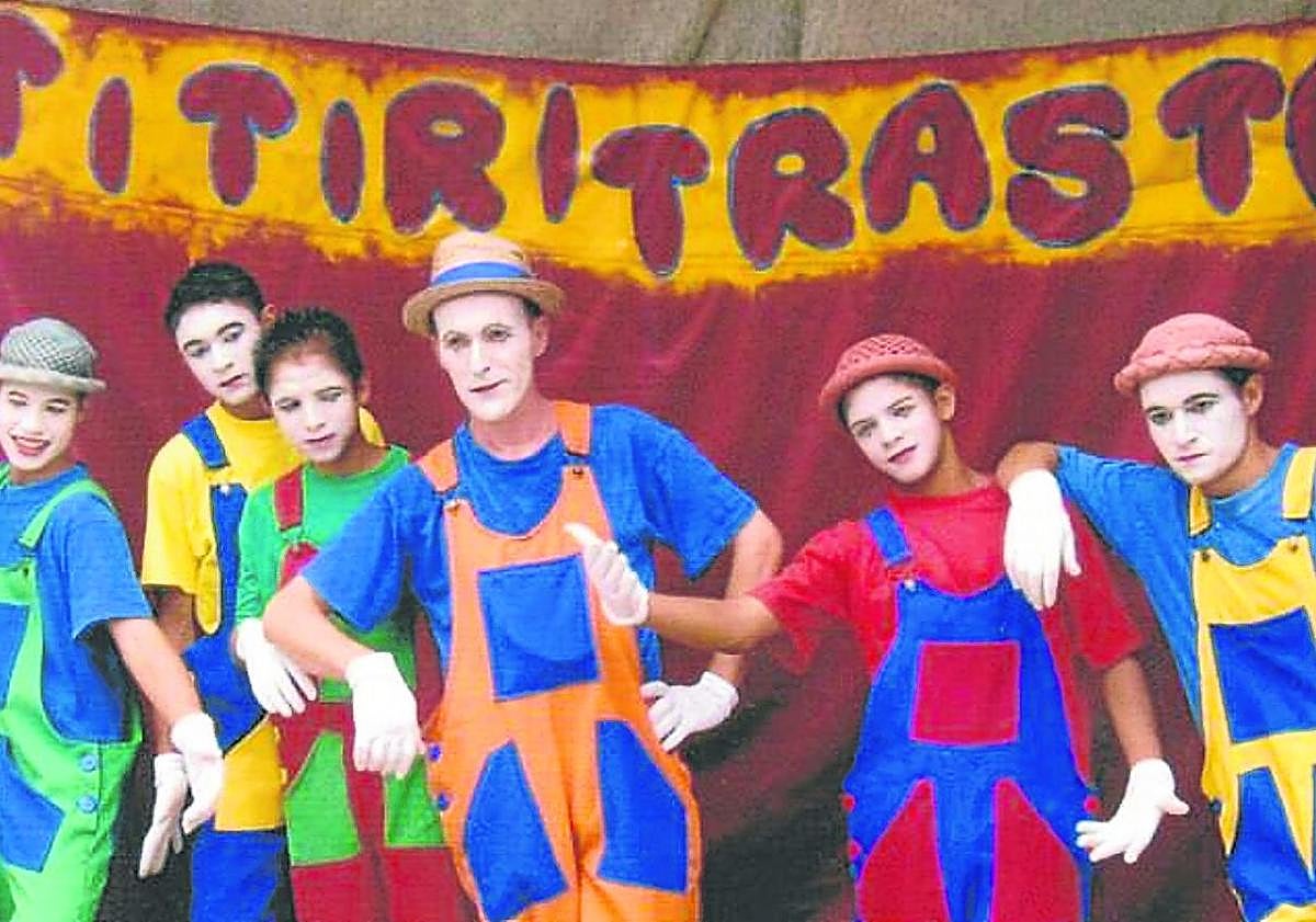 Imagen principal - El misionero azkoitiarra que devuelve la sonrisa a los niños más pobres