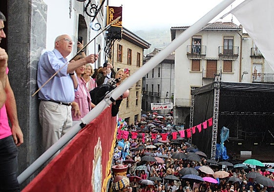 Kepa Susperregi erretore ohiak suziria piztu duen unea.