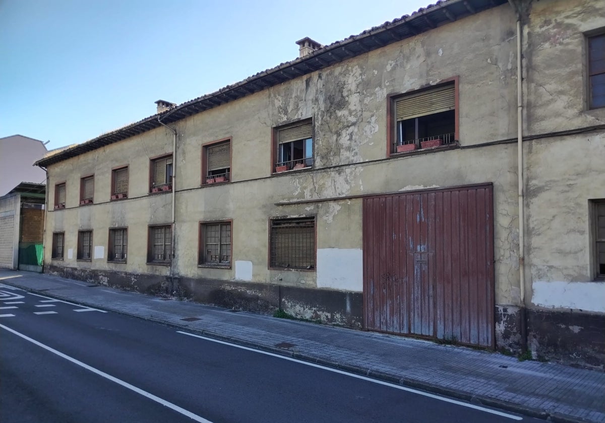 Antiguas instalaciones de la serrería Bengolea, en la recta de entrada a Urretxu.