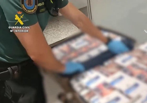 Intervenidas 3.800 cajetillas de tabaco ilegal en Loiu a dos pasajeras procedentes de Armenia
