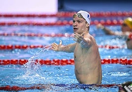 Léon Marchand celebra la consecución del récord mundial, este miércoles en la piscina de Singapur.