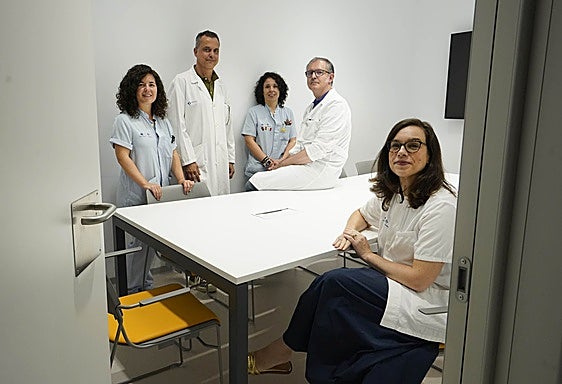 Hoz, Urraca, Rodríguez, Mínguez y Lahuerta, en un despacho de Onkologikoa.