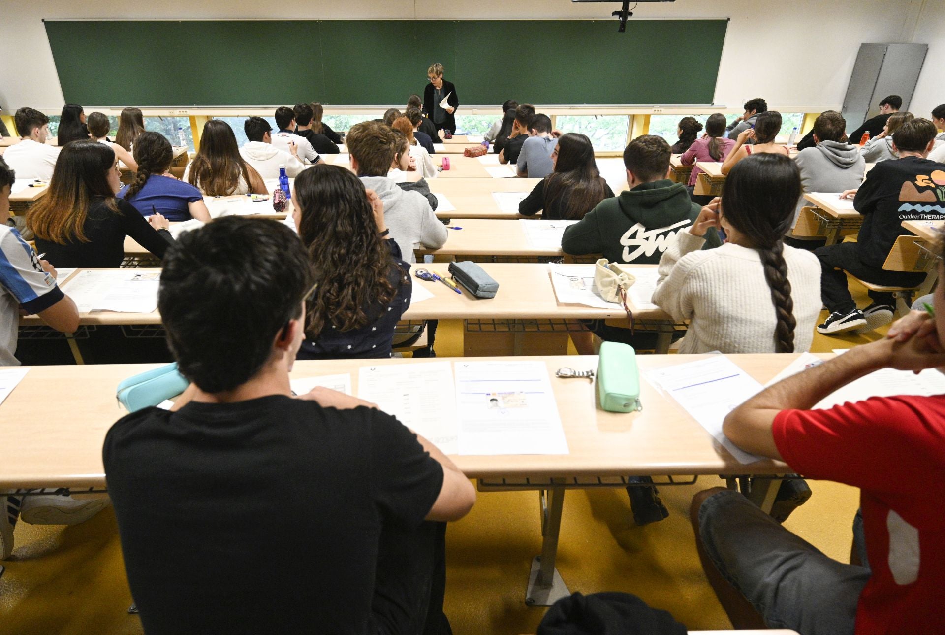 Alumnos guipuzcoanos se disponen a realizar el examen de Selectividad en la EHU.