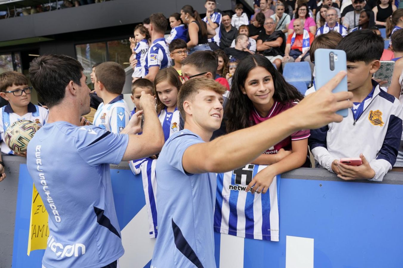 La afición de la Real Sociedad, volcada con el equipo