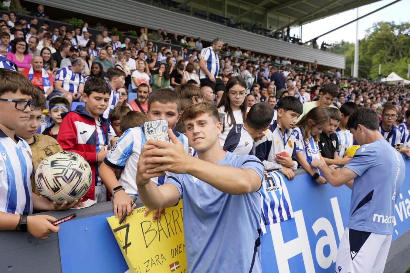 La afición de la Real Sociedad, volcada con el equipo