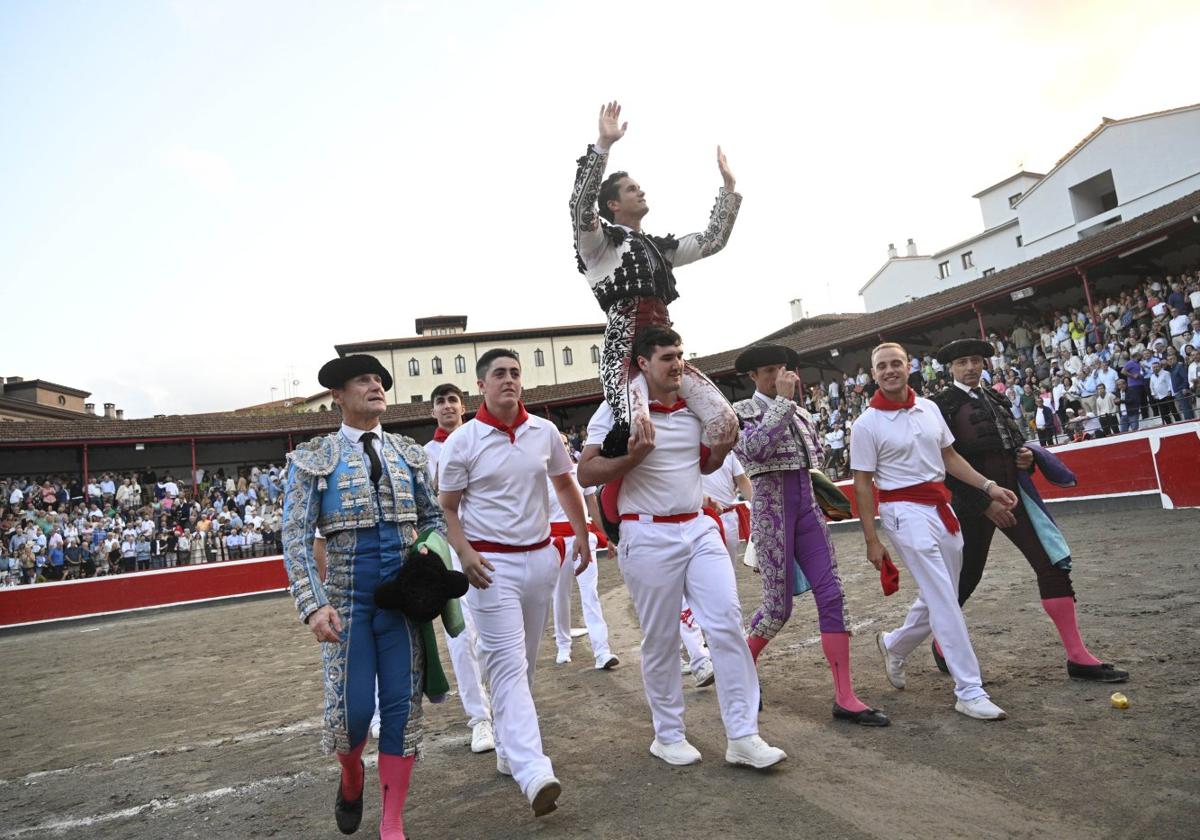 Daniel Luque es sacado a hombros tras la primera corrida en la plaza de toros de Azpeitia.